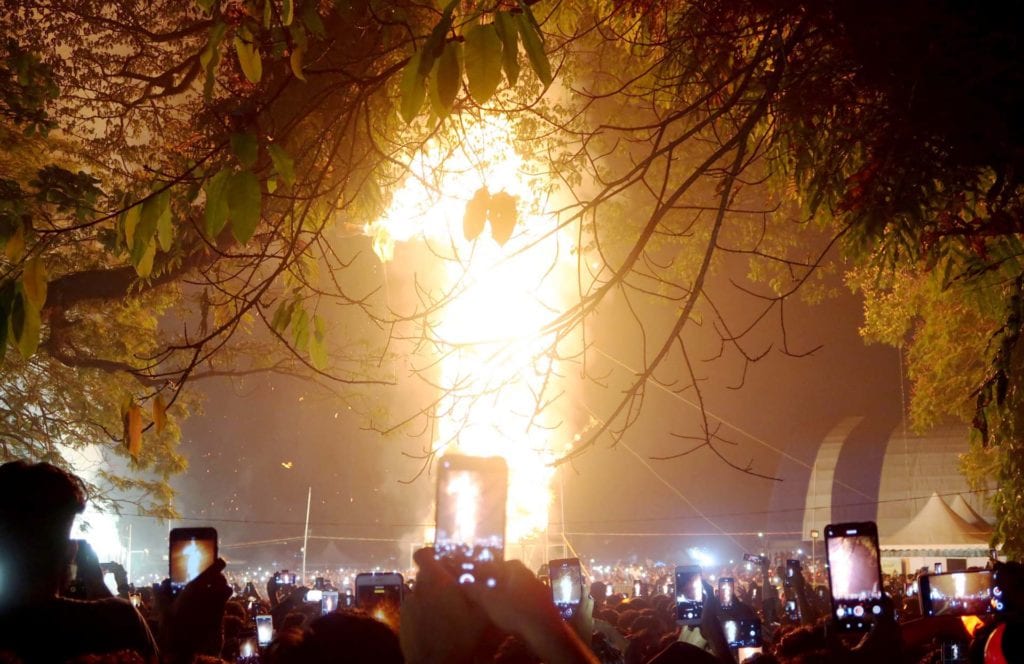 Riesengroßes Mannequin wird verbrannt